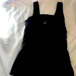 Champion Medium made in Jordan   A symmetrical top work out top fitted